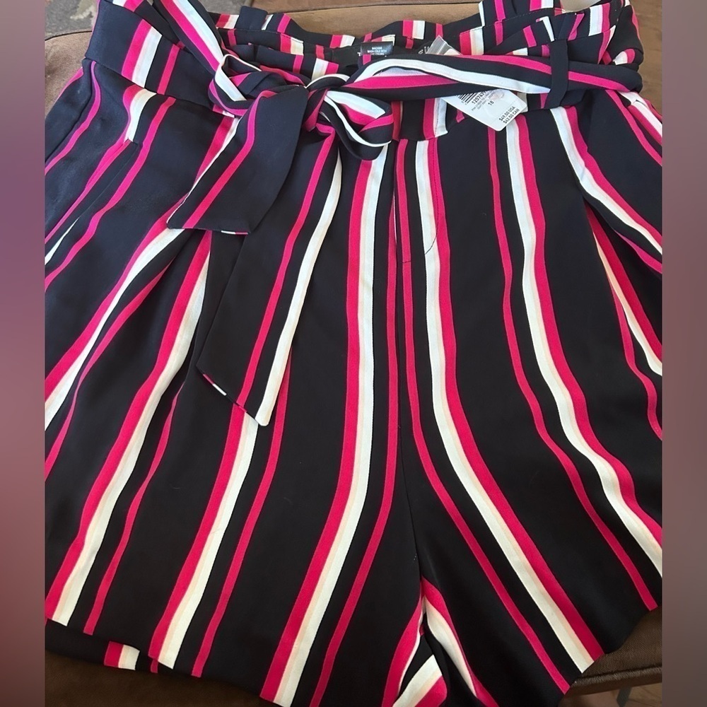NWT TORRID STRETCH CREPE MID-RISE TIE-FRONT SHORT SIZE 18 - Picture 6 of 10